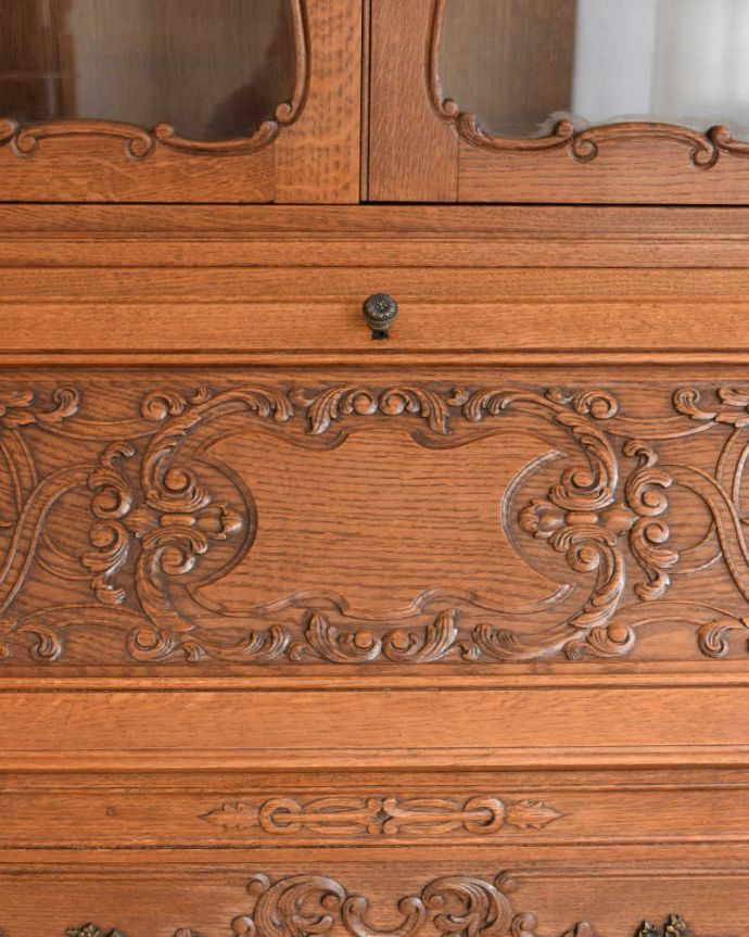 ビューロー　アンティーク家具　贅沢な彫りが美しいアンティーク南仏家具、オーク材のブックビューロー（本棚とデスク） 。惚れ惚れしちゃう美しさこんなに堅い無垢材に一体どうやって彫ったんだろう？と不思議になるくらい細かい彫にうっとりです。(j-2419-f)
