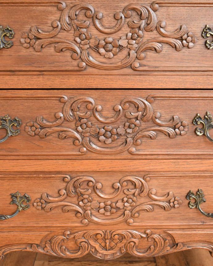 ビューロー　アンティーク家具　贅沢な彫りが美しいアンティーク南仏家具、オーク材のブックビューロー（本棚とデスク） 。いろんな場所にこだわり彫のデザインもいろいろです。(j-2419-f)