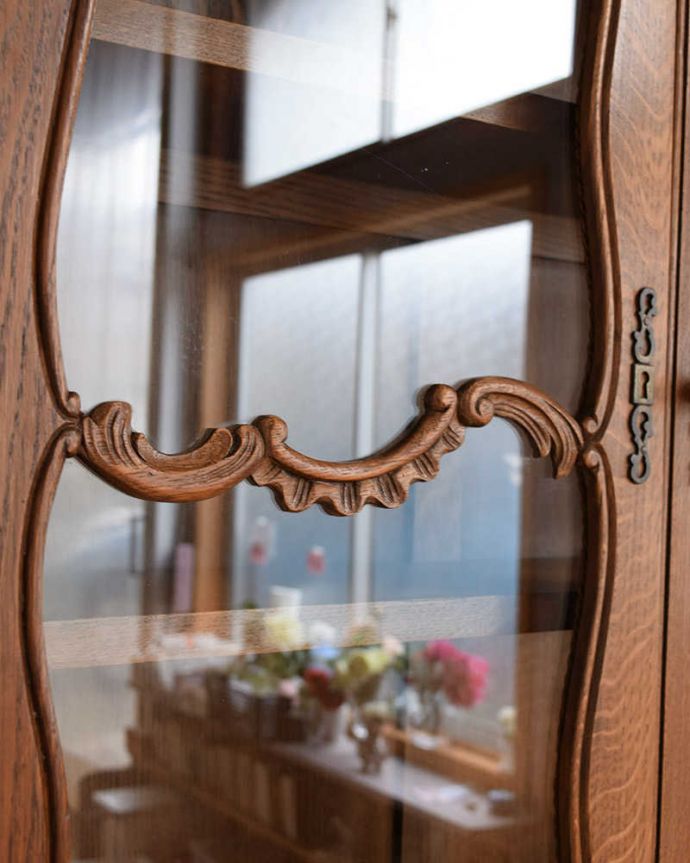 ビューロー　アンティーク家具　贅沢な彫りが美しいアンティーク南仏家具、オーク材のブックビューロー（本棚とデスク） 。こんな場所にもフランスらしさフランスらしく凝ったデザインの繊細な装飾は取っ手にまで施されています。(j-2419-f)