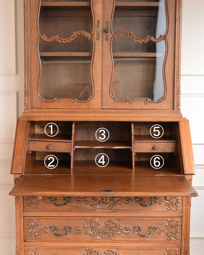 ビューロー　アンティーク家具　贅沢な彫りが美しいアンティーク南仏家具、オーク材のブックビューロー（本棚とデスク） 。お片付け上手のヒミツ扉の中身はこんなに細かく仕切られています。(j-2419-f)