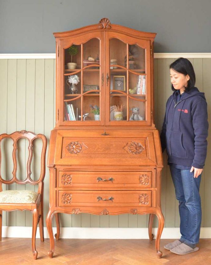 ビューロー　アンティーク家具　贅沢な彫りが美しいアンティーク南仏家具、ビューローブックケース（本棚とデスク） 。優雅さが漂うフランすのビューローブックケース見た目はガラスキャビネットなのに、デスクとチェストの機能も備えたビューローブックケース。(j-2420-f)