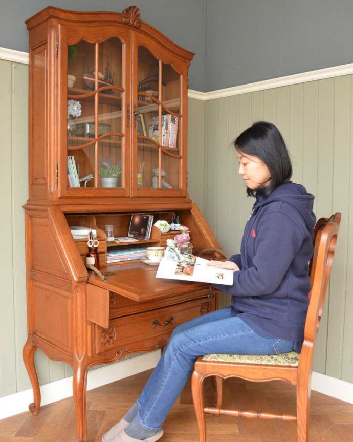 ビューロー　アンティーク家具　贅沢な彫りが美しいアンティーク南仏家具、ビューローブックケース（本棚とデスク） 。あっという間に自分だけの贅沢デスク扉を前に倒すとデスクが登場。(j-2420-f)