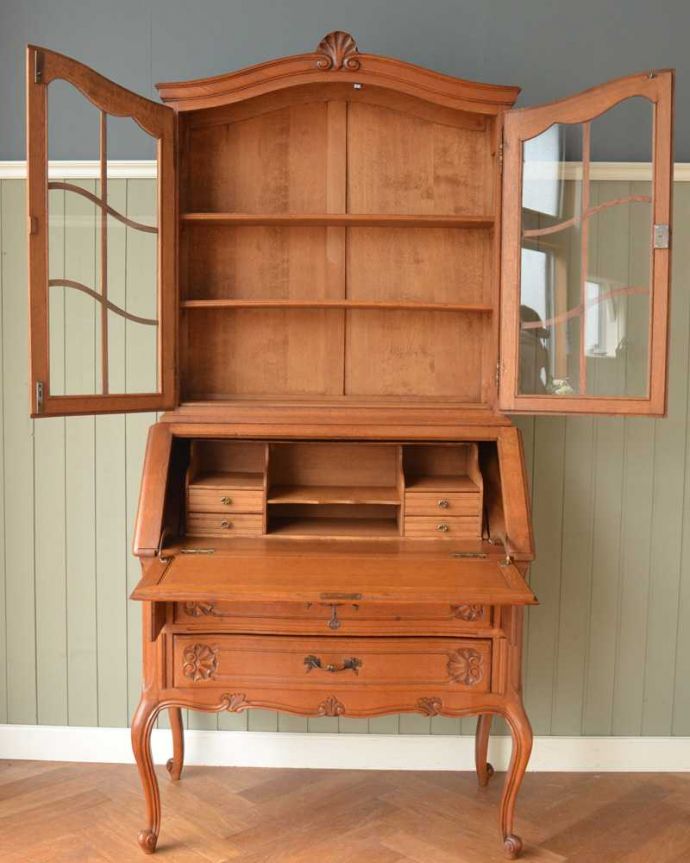 ビューロー　アンティーク家具　贅沢な彫りが美しいアンティーク南仏家具、ビューローブックケース（本棚とデスク） 。美しいガラス扉の中身は･･･専門の職人がしっかり修復したので、扉の中もこんな感じでキレイです。(j-2420-f)