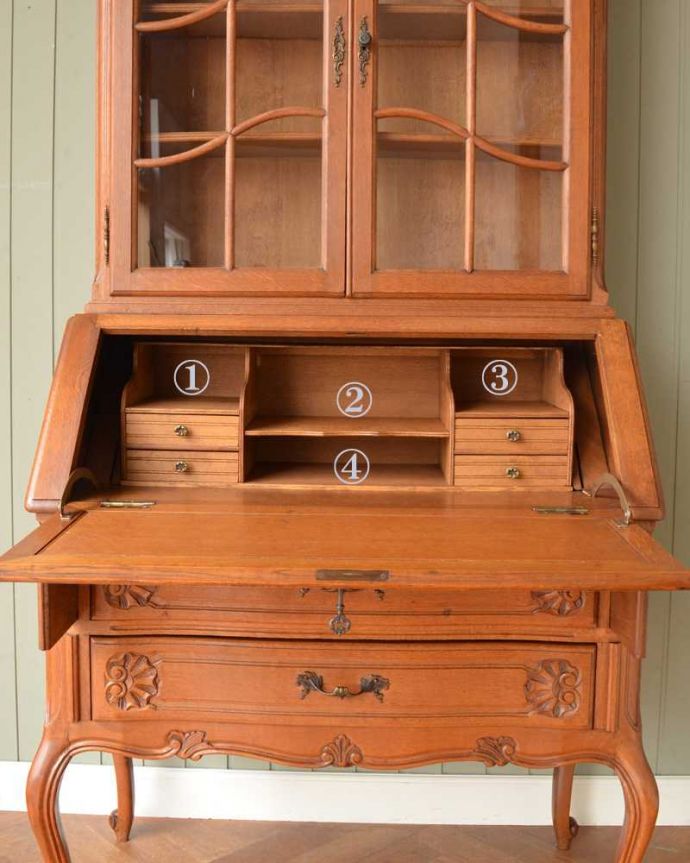 ビューロー　アンティーク家具　贅沢な彫りが美しいアンティーク南仏家具、ビューローブックケース（本棚とデスク） 。お片付け上手のヒミツ扉の中身はこんなに細かく仕切られています。(j-2420-f)