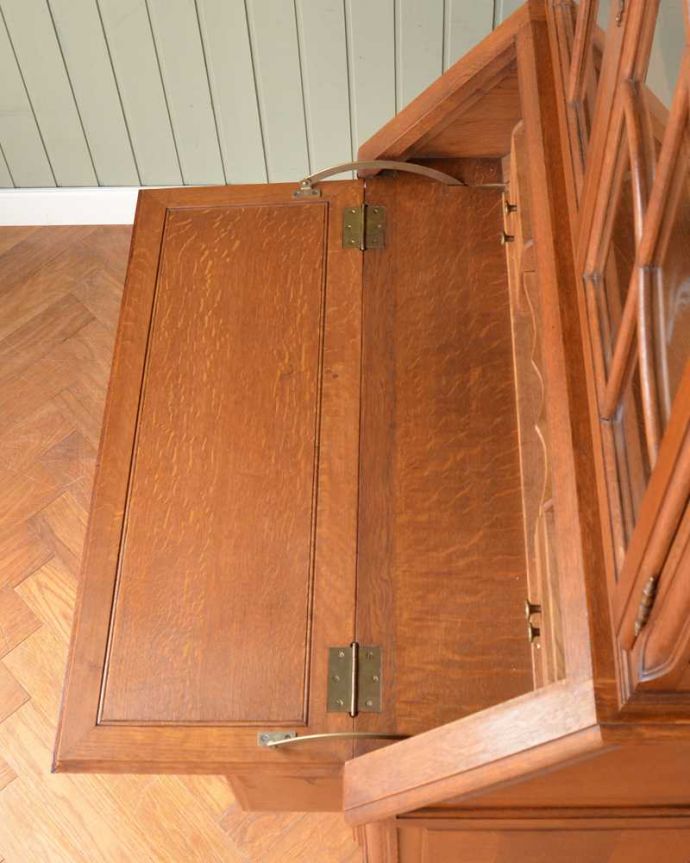 ビューロー　アンティーク家具　贅沢な彫りが美しいアンティーク南仏家具、ビューローブックケース（本棚とデスク） 。デスクの天板を上から見ると･･･やっぱりデスクは天板部分が気になるから、専門の職人が古い塗装を剥離してピッカピカに修復しました。(j-2420-f)