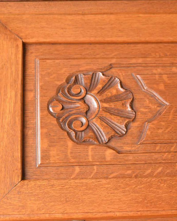 ビューロー　アンティーク家具　贅沢な彫りが美しいアンティーク南仏家具、ビューローブックケース（本棚とデスク） 。フランスらしい彫りフランスらしさの象徴とも言える、優雅な彫りの装飾。(j-2420-f)