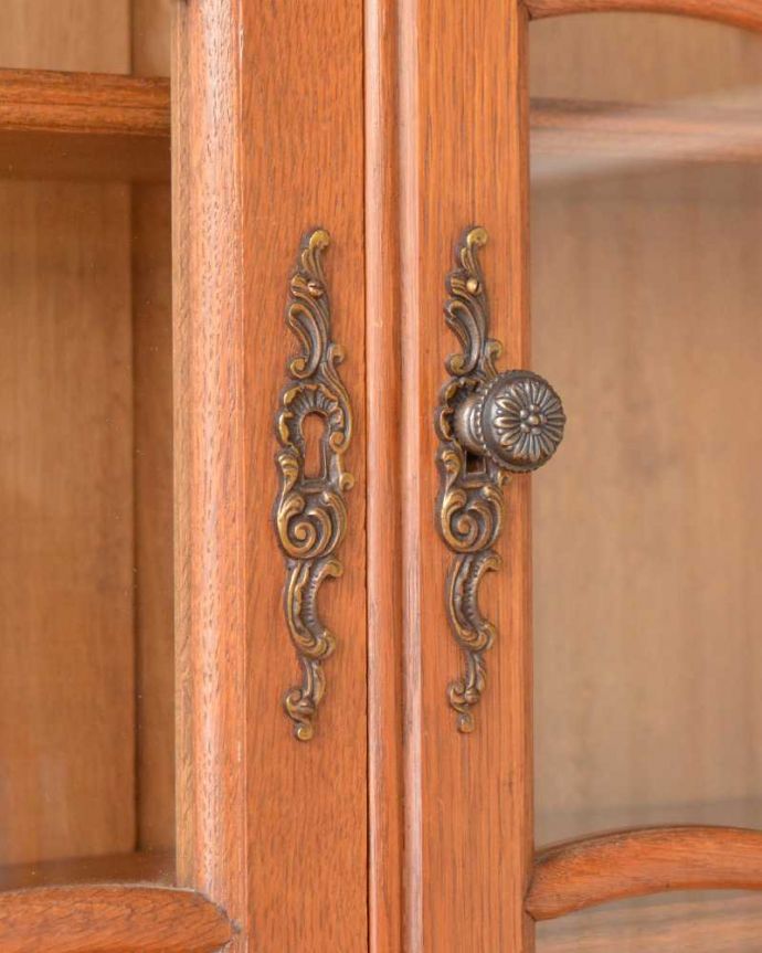 ビューロー　アンティーク家具　贅沢な彫りが美しいアンティーク南仏家具、ビューローブックケース（本棚とデスク） 。こんな場所にもフランスらしさフランスらしく凝ったデザインの繊細な装飾は取っ手にまで施されています。(j-2420-f)