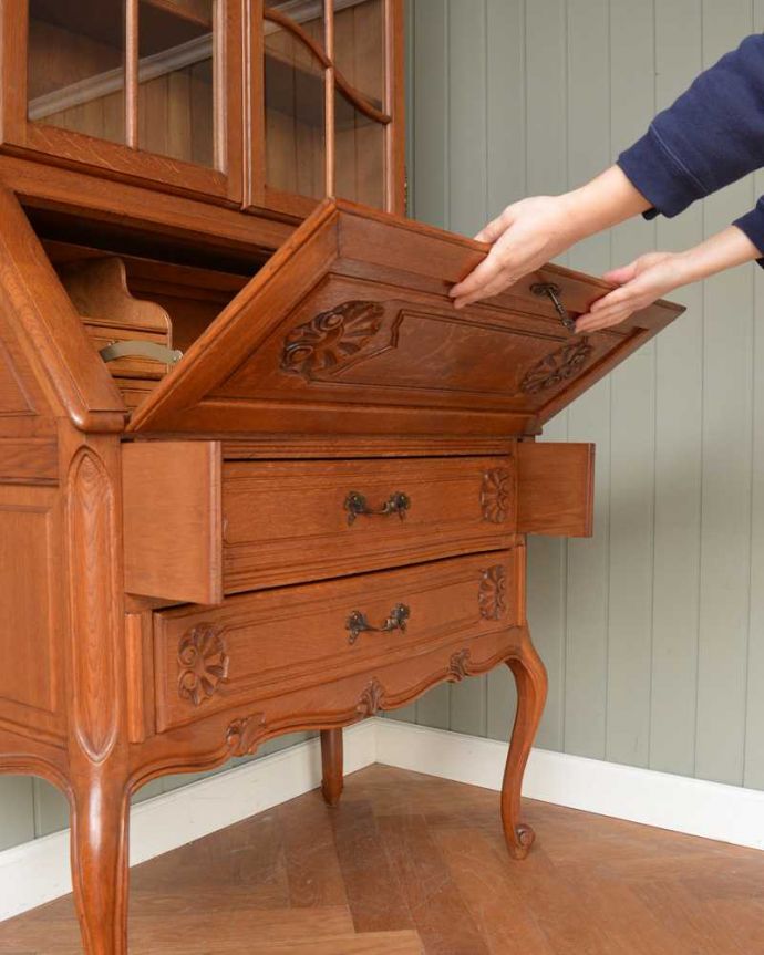 ビューロー　アンティーク家具　贅沢な彫りが美しいアンティーク南仏家具、ビューローブックケース（本棚とデスク） 。あっという間にデスクが登場扉を前に倒すだけで、あっという間にデスクが登場！どんな場所にも似合う「魅せるデスク」です。(j-2420-f)