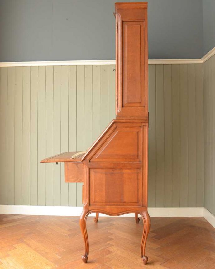 ビューロー　アンティーク家具　贅沢な彫りが美しいアンティーク南仏家具、ビューローブックケース（本棚とデスク） 。横から見ても素敵なんですもちろん横顔もフランス家具らしい美しさ。(j-2420-f)