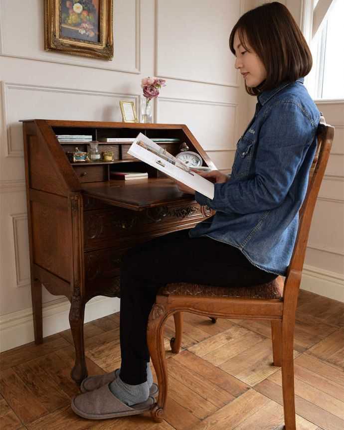 ビューロー アンティーク家具 彫りが隅々まであるアンティーク家具、フランス輸入のアンティークビューロー(デスク) 。あっという間に大人のデスク扉を前に倒すとデスクが登場。(j-2421-f)