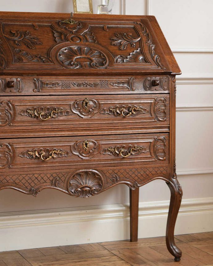 ビューロー アンティーク家具 彫りが隅々まであるアンティーク家具、フランス輸入のアンティークビューロー(デスク) 。フランスらしい彫りの美しさにうっとりやっぱり自慢は惚れ惚れしちゃう彫り。(j-2421-f)