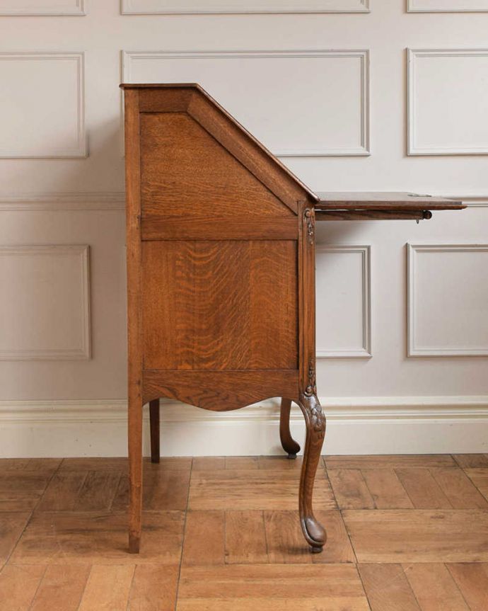 ビューロー アンティーク家具 彫りが隅々まであるアンティーク家具、フランス輸入のアンティークビューロー(デスク) 。横から見ても素敵なんですもちろん横顔もフランス家具らしい美しさ。(j-2421-f)