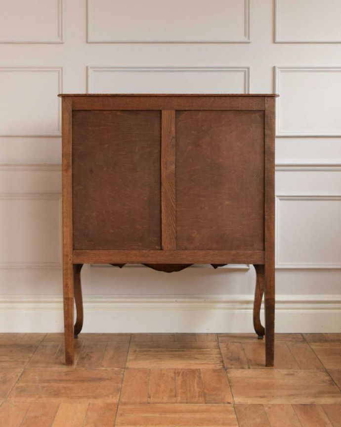 ビューロー アンティーク家具 彫りが隅々まであるアンティーク家具、フランス輸入のアンティークビューロー(デスク) 。後ろ姿にもうっとりアンティークは新品ではないので経年変化によるキズはありますがしっかりお直しをしているので、安心してお使いください。(j-2421-f)