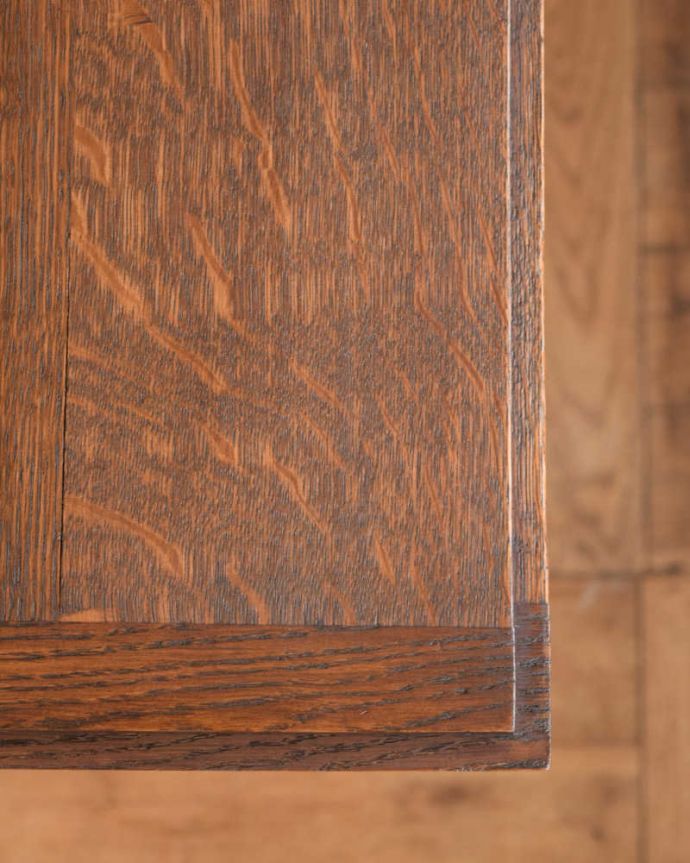 ビューロー アンティーク家具 彫りが隅々まであるアンティーク家具、フランス輸入のアンティークビューロー(デスク) 。デスク部分を近くで見てみるとこんな感じでキレイにお直ししてあります。(j-2421-f)