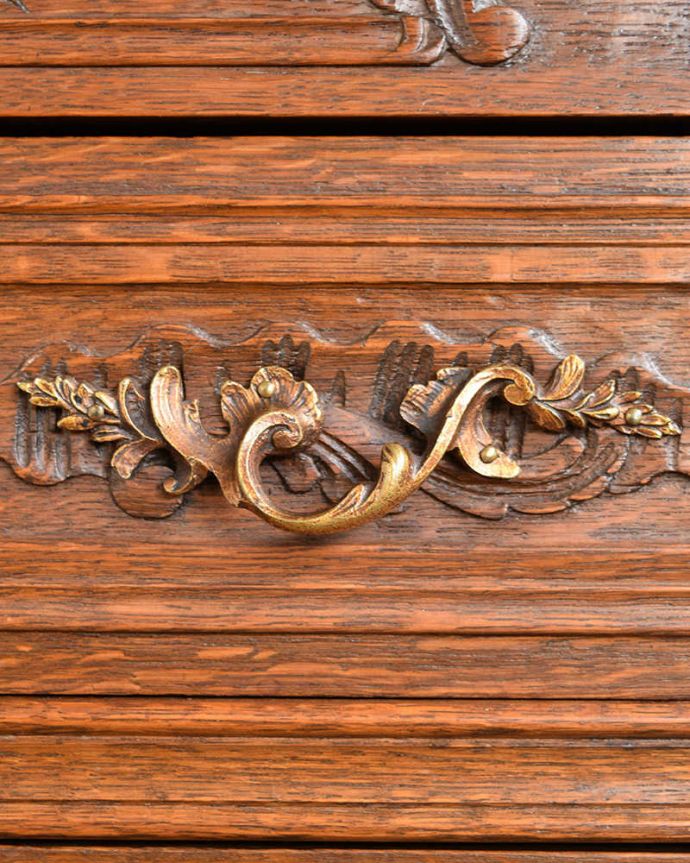ビューロー アンティーク家具 彫りが隅々まであるアンティーク家具、フランス輸入のアンティークビューロー(デスク) 。アンティークらしい取っ手取っ手にもこだわりが感じられます。(j-2421-f)