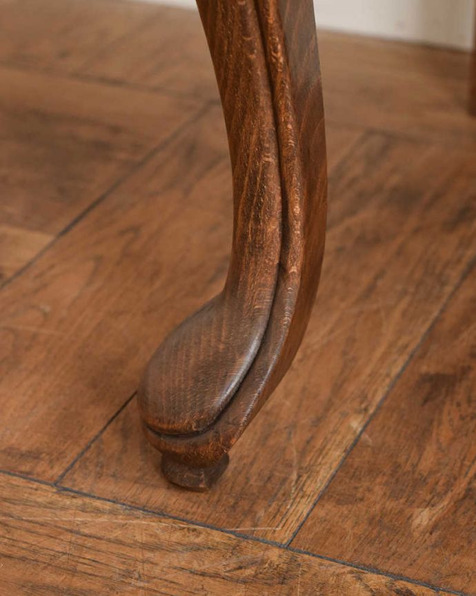 ビューロー アンティーク家具 彫りが隅々まであるアンティーク家具、フランス輸入のアンティークビューロー(デスク) 。女性1人でラクラ運べちゃうんですHandleのアンティークは、脚の裏にフェルトキーパーをお付けしています。(j-2421-f)