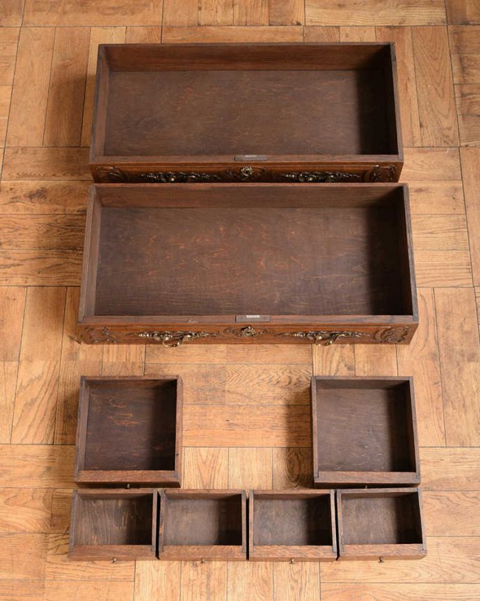 ビューロー アンティーク家具 彫りが隅々まであるアンティーク家具、フランス輸入のアンティークビューロー(デスク) 。引き出しの中も・・・もちろん引き出しの中もキレイに仕上げました。(j-2421-f)