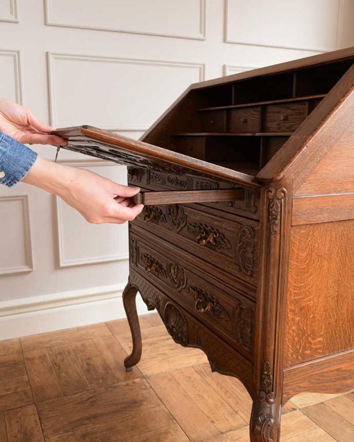 ビューロー アンティーク家具 彫りが隅々まであるアンティーク家具、フランス輸入のアンティークビューロー(デスク) 。あっという間にデスクが登場フラップ扉を前に倒すだけで、あっという間にデスクになります。(j-2421-f)