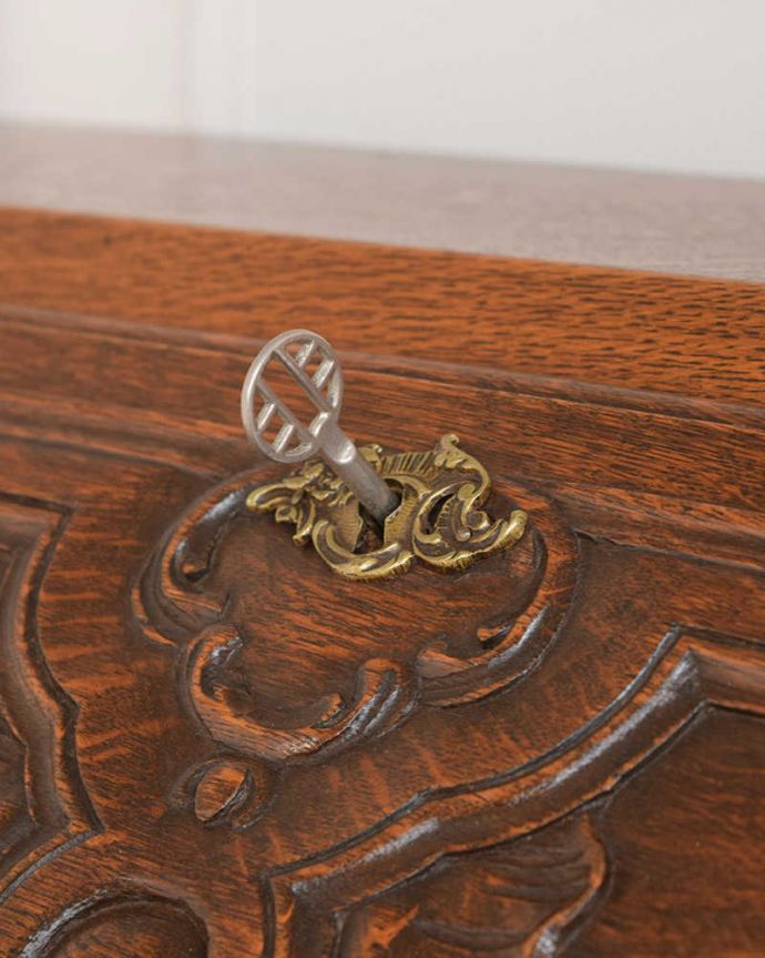 ビューロー アンティーク家具 彫りが隅々まであるアンティーク家具、フランス輸入のアンティークビューロー(デスク) 。鍵を使って開けてみましょうアンティークの鍵が付いています。(j-2421-f)