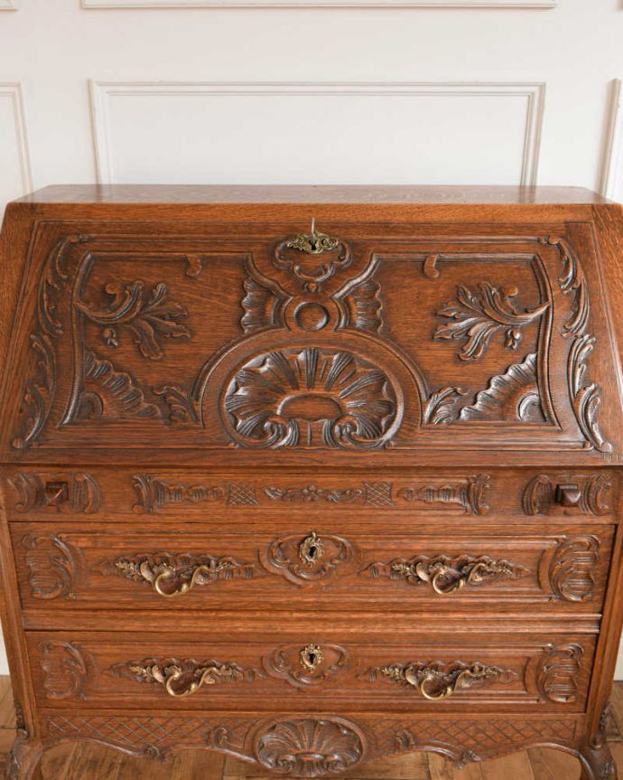 ビューロー アンティーク家具 彫りが隅々まであるアンティーク家具、フランス輸入のアンティークビューロー(デスク) 。惚れ惚れしちゃう美しさこんなに堅い無垢材に一体どうやって彫ったんだろう?と不思議になるくらい細かい彫にうっとりです。(j-2421-f)
