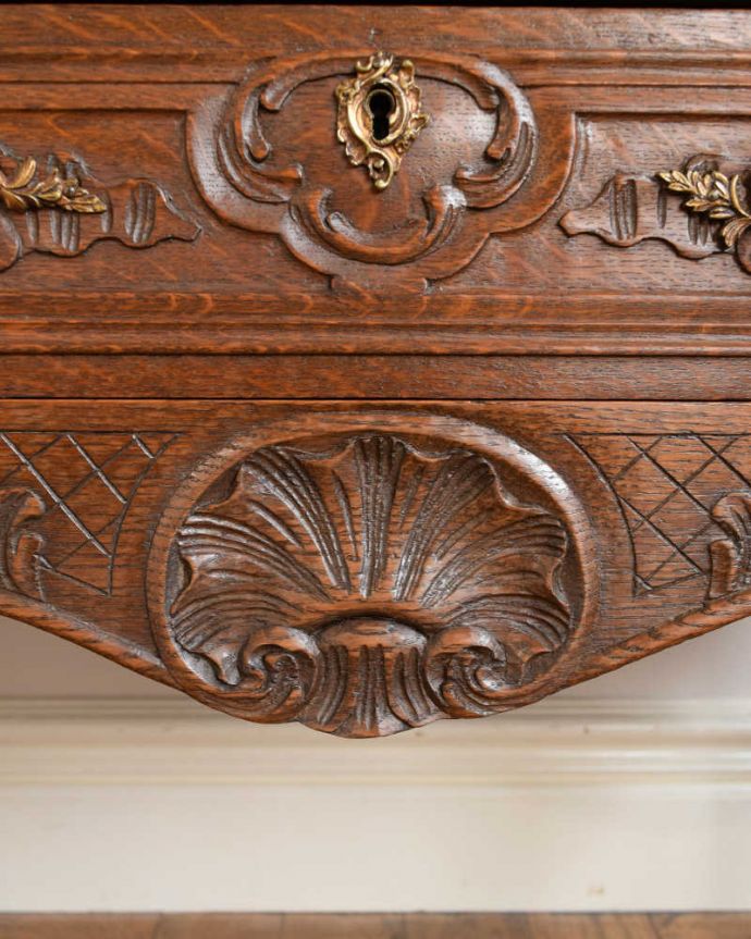 ビューロー アンティーク家具 彫りが隅々まであるアンティーク家具、フランス輸入のアンティークビューロー(デスク) 。いろんな場所にこだわり彫のデザインもいろいろです。(j-2421-f)
