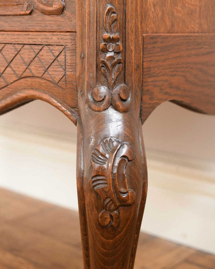 ビューロー アンティーク家具 彫りが隅々まであるアンティーク家具、フランス輸入のアンティークビューロー(デスク) 。うっとりするほど細かい彫り芸術作品のようなデザインに思わずうっとりしてしまいます。(j-2421-f)