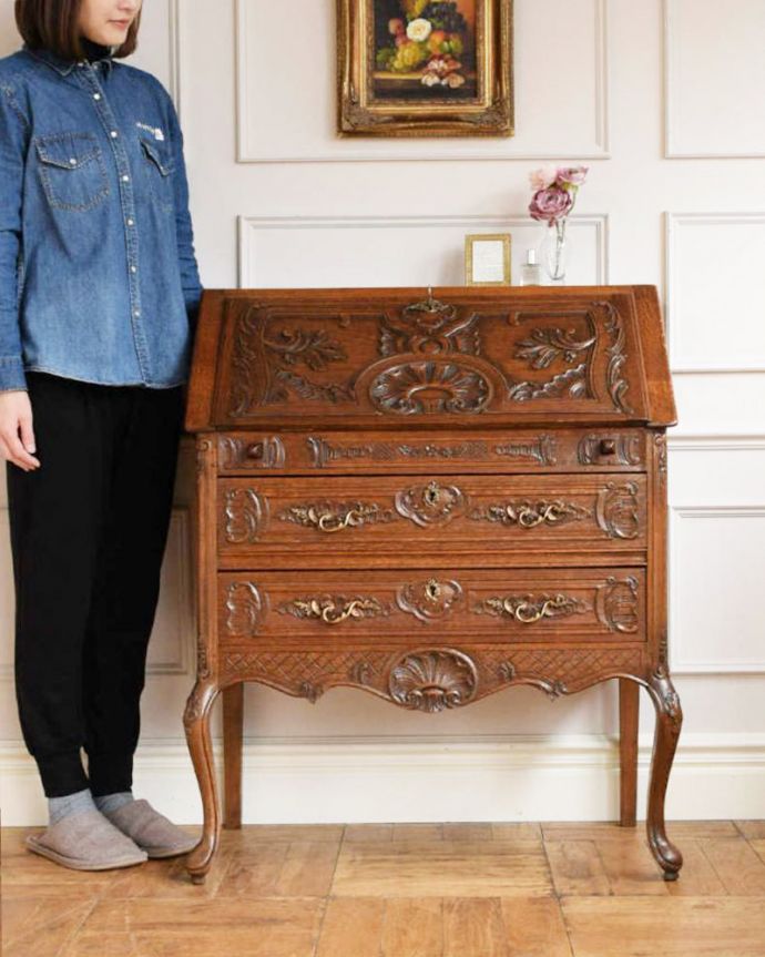 ビューロー アンティーク家具 彫りが隅々まであるアンティーク家具、フランス輸入のアンティークビューロー(デスク) 。優雅な気分が過ごせる大人のビューローフランスらしく美しい彫り。(j-2421-f)