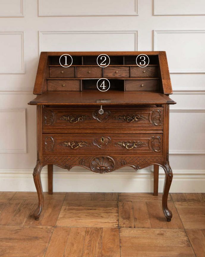 ビューロー アンティーク家具 彫りが隅々まであるアンティーク家具、フランス輸入のアンティークビューロー(デスク) 。お片付け上手になっちゃう仕切り細々としたものがキレイに収納できるように細かく仕切られているので、いろんなものをスッキリ片付けられます。(j-2421-f)
