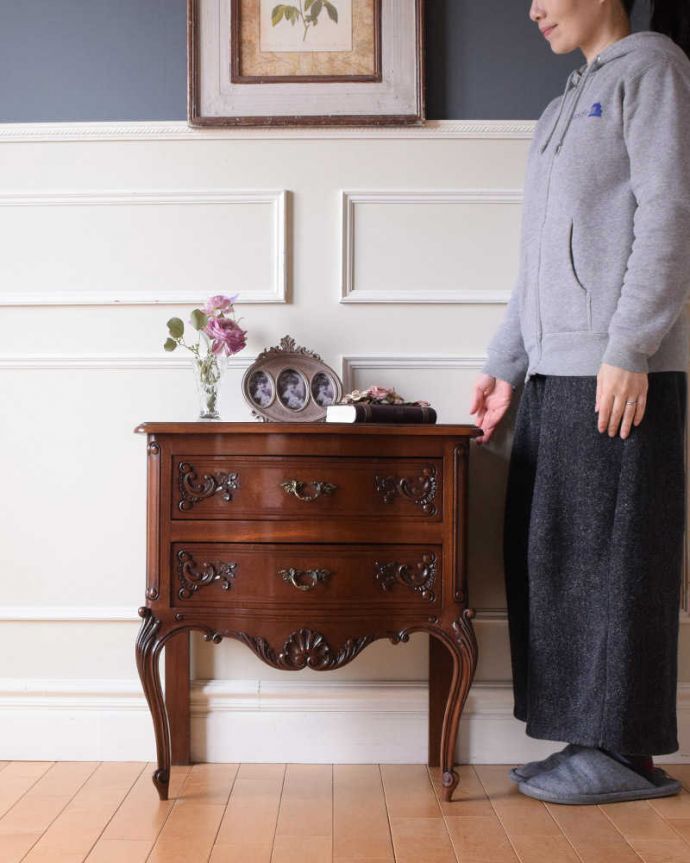 アンティークのチェスト　アンティーク家具　南フランスのアンティーク家具、曲線がエレガントなベッドサイドチェスト 。フランスらしい優雅なアンティークのチェスト脚の美しい曲線美は、さすがフランスのアンティーク。(j-2422-f)