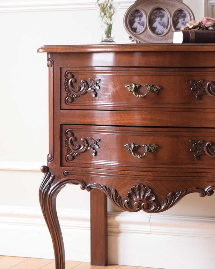 アンティークのチェスト　アンティーク家具　南フランスのアンティーク家具、曲線がエレガントなベッドサイドチェスト 。自慢したくなる美しさやっぱりフランスのチェストは美しい見た目が魅力。(j-2422-f)