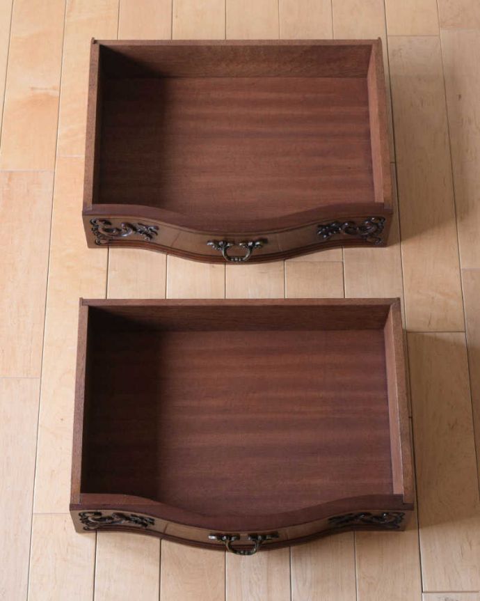 アンティークのチェスト　アンティーク家具　南フランスのアンティーク家具、曲線がエレガントなベッドサイドチェスト 。引き出しの中もキレイですもちろん引き出しの中も職人がキレイ仕上げました。(j-2422-f)