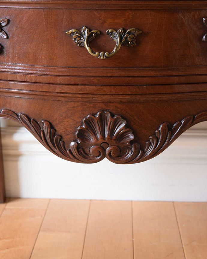 アンティークのチェスト　アンティーク家具　南フランスのアンティーク家具、曲線がエレガントなベッドサイドチェスト 。フランスらしい彫りフランスらしさの象徴とも言える、優雅な彫りの装飾。(j-2422-f)
