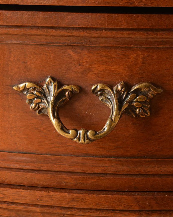 アンティークのチェスト　アンティーク家具　南フランスのアンティーク家具、曲線がエレガントなベッドサイドチェスト 。開ける度にワクワクする取っ手優雅なデザインの取っ手。(j-2422-f)