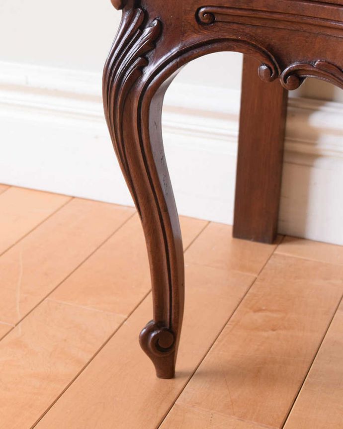 アンティークのチェスト　アンティーク家具　南フランスのアンティーク家具、曲線がエレガントなベッドサイドチェスト 。女性1人でもラクラク運べますHandleのアンティークは、脚の裏にフェルトキーパーをお付けしています。(j-2422-f)