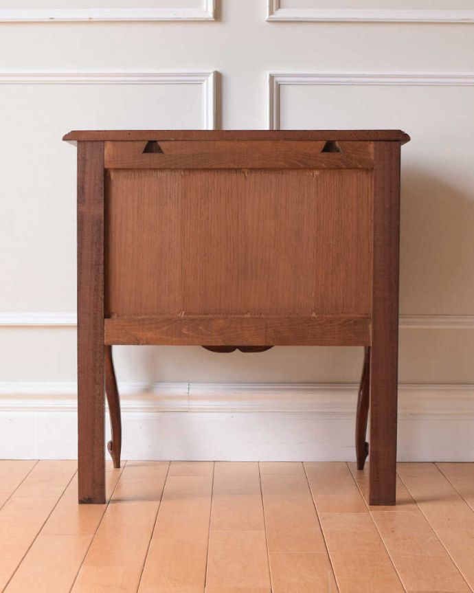 アンティークのチェスト　アンティーク家具　南フランスのアンティーク家具、曲線がエレガントなベッドサイドチェスト 。後ろ姿にも気を使ってますアンティークは新品ではないので、経年変化によるキズはありますが、専門の職人がお直しをしたので、後ろ姿もキレイです。(j-2422-f)