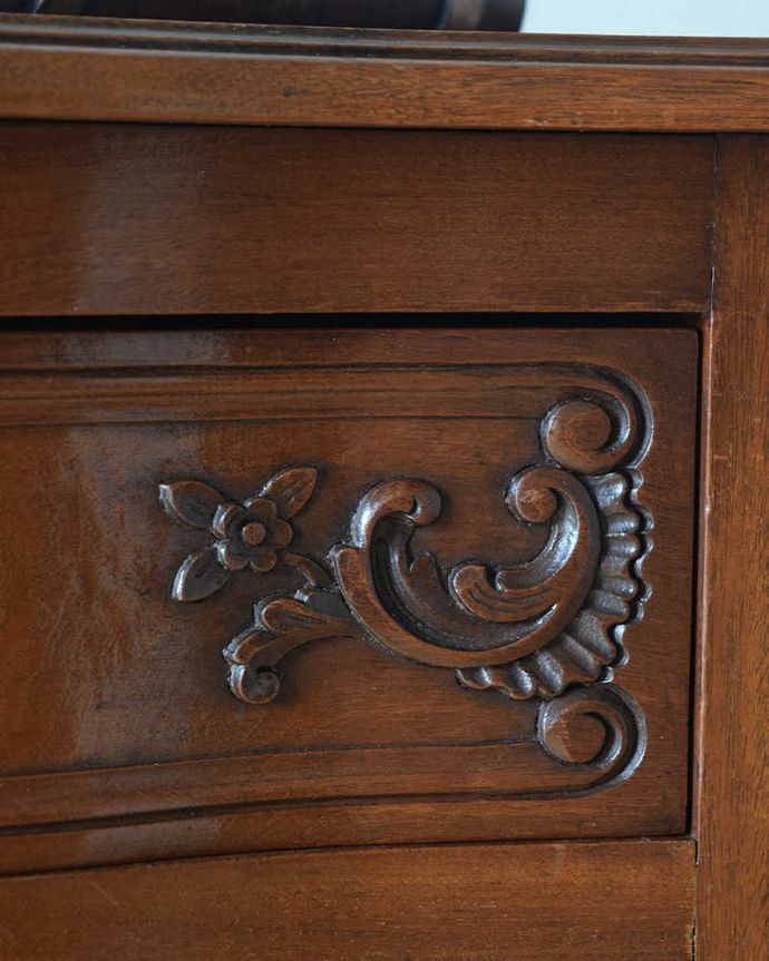 アンティークのチェスト　アンティーク家具　南フランスのアンティーク家具、曲線がエレガントなベッドサイドチェスト 。。(j-2422-f)