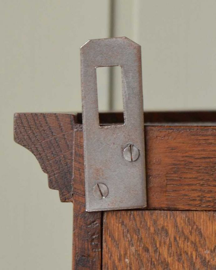 ウォールキャビネット　アンティーク家具　フランスから到着したアンティークウォールキャビネット。壁に取り付けできます背中部分にフックを付けて壁にカンタンに取り付け出来るようにしました。(j-2424-f)