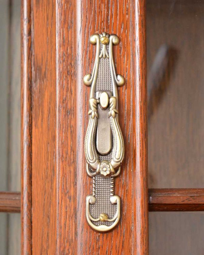 ウォールキャビネット　アンティーク家具　フランスから到着したアンティークウォールキャビネット。取っ手にもフランスらしさ 芸術的に美しいの取っ手。(j-2424-f)