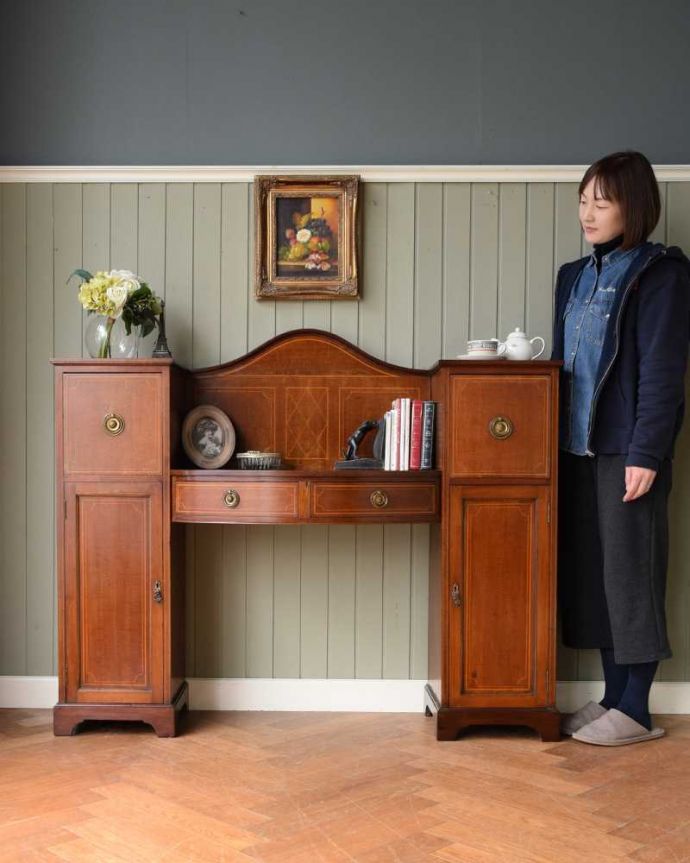 アンティークのデスク・書斎机 アンティーク家具 クラシックなデザインのアンティーク英国家具、デスクにも使えるサイドボード。気品のある大人の佇まいが優雅なサイドボードパッと見た目はサイドボードなのに、デスクとしても使える家具です。(j-2425-f)