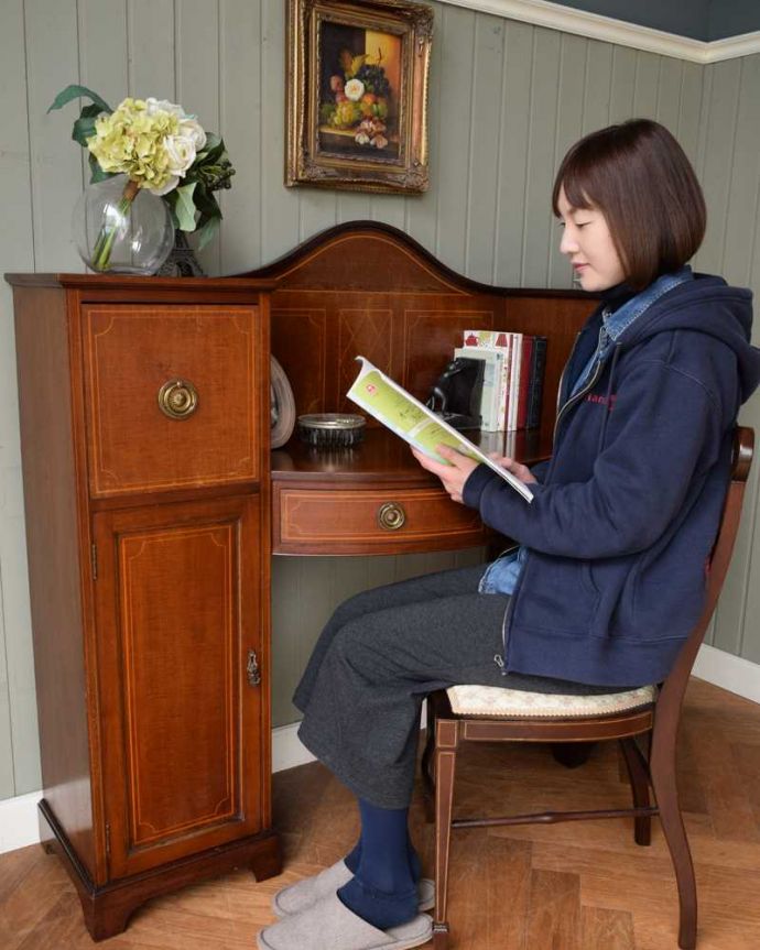 アンティークのデスク・書斎机 アンティーク家具 クラシックなデザインのアンティーク英国家具、デスクにも使えるサイドボード。自分だけのちょっと贅沢な時間大人のデスクに座るだけで自分だけの時間が作れるから、毎日がちょっとだけ贅沢になります。(j-2425-f)