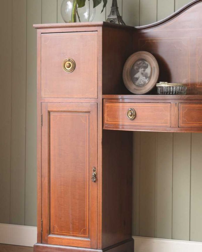 アンティークのデスク・書斎机 アンティーク家具 クラシックなデザインのアンティーク英国家具、デスクにも使えるサイドボード。アンティークらしい銘木の木目の美しさ本来、機能的に使われる家具デスクも、アンティークだと木目の美しさが楽しめる家具に。(j-2425-f)