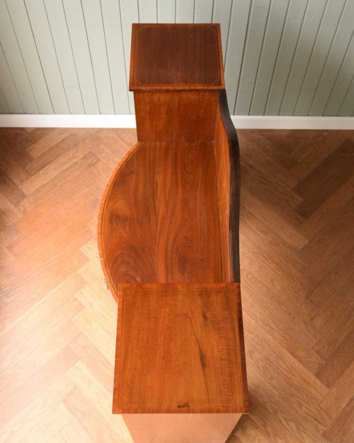 アンティークのデスク・書斎机 アンティーク家具 クラシックなデザインのアンティーク英国家具、デスクにも使えるサイドボード。天板もピカピカにお直ししました。(j-2425-f)