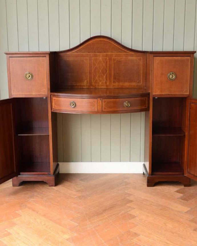 アンティークのデスク・書斎机 アンティーク家具 クラシックなデザインのアンティーク英国家具、デスクにも使えるサイドボード。扉を開けて中を見てみると・・・専門の職人がしっかり修復したので、扉の中もこんな感じでキレイです。(j-2425-f)