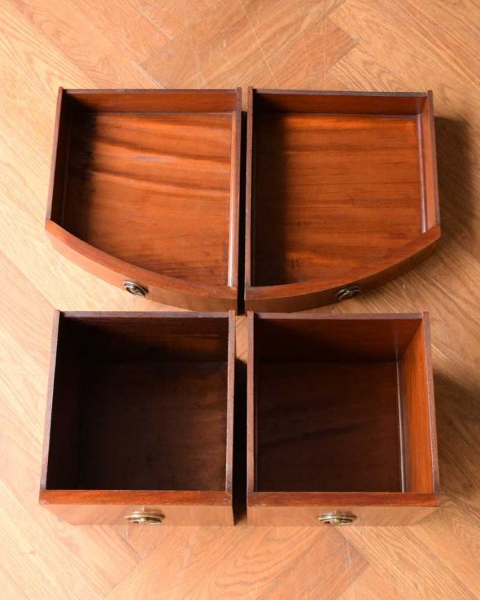 アンティークのデスク・書斎机 アンティーク家具 クラシックなデザインのアンティーク英国家具、デスクにも使えるサイドボード。引き出しの中もキレイに修復しました!もちろん引き出しの中も職人がキレイにお直しました。(j-2425-f)