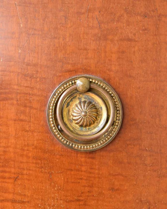 アンティークのデスク・書斎机 アンティーク家具 クラシックなデザインのアンティーク英国家具、デスクにも使えるサイドボード。アンティークらしい取っ手取っ手のデザインもアンティーク家具は美しいんです。(j-2425-f)