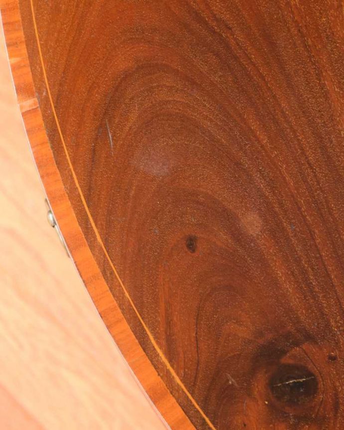 アンティークのデスク・書斎机 アンティーク家具 クラシックなデザインのアンティーク英国家具、デスクにも使えるサイドボード。天板を近くから見ると・・・デスクは天板を使う家具なので、キレイにお直ししました。(j-2425-f)