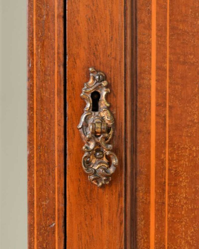 アンティークのデスク・書斎机 アンティーク家具 クラシックなデザインのアンティーク英国家具、デスクにも使えるサイドボード。手をかけて開ける度に…アンティークらしく高級感がある凝ったデザインの取っ手。(j-2425-f)