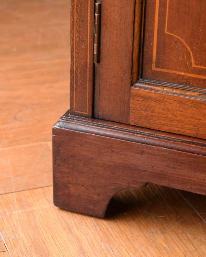 アンティークのデスク・書斎机 アンティーク家具 クラシックなデザインのアンティーク英国家具、デスクにも使えるサイドボード。女性1人でラクラク運べちゃう仕掛けHandleのアンティークは、脚の裏にフェルトキーパーをお付けしています。(j-2425-f)