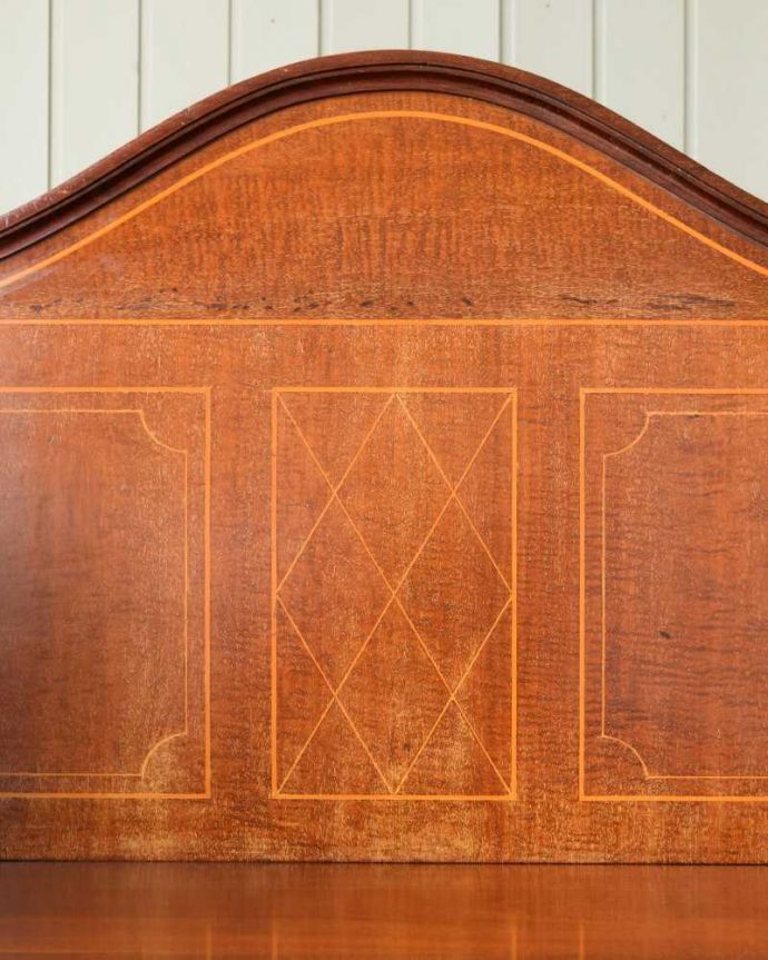 アンティークのデスク・書斎机 アンティーク家具 クラシックなデザインのアンティーク英国家具、デスクにも使えるサイドボード。職人技が光っています。(j-2425-f)