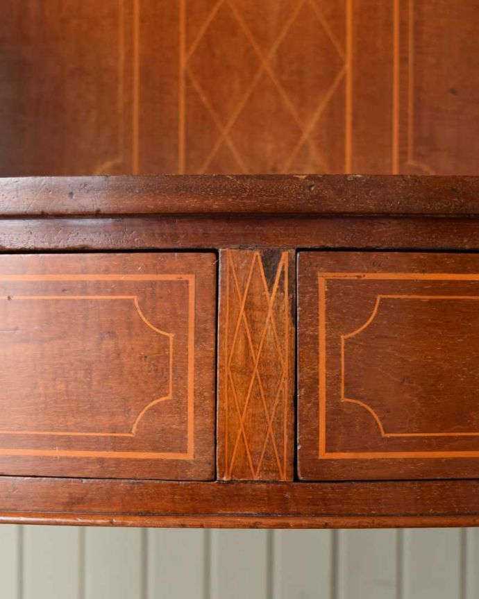 アンティークのデスク・書斎机 アンティーク家具 クラシックなデザインのアンティーク英国家具、デスクにも使えるサイドボード。うっとりするほど細かい細工まだ機械の発達していない時代に、手作業で作られた細かい細工。(j-2425-f)